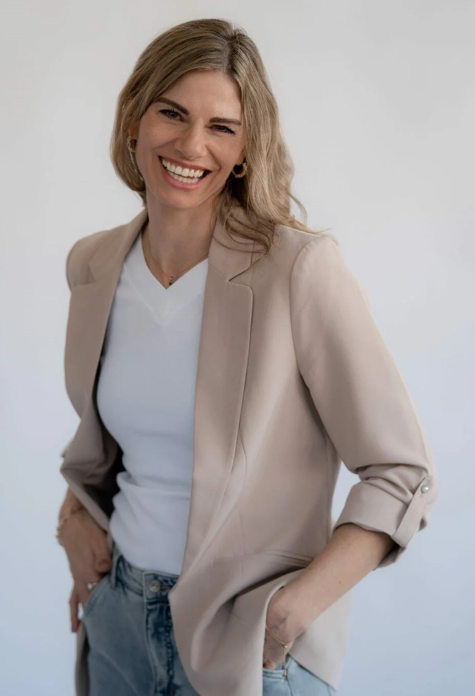 Debora, Inhaberin von Beauté Lavande, lacht in die Kamera