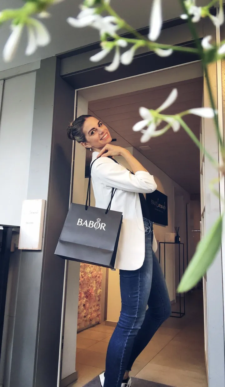 Lavendel neben einer Tasche mit dem Beauté-Lavande-Logo