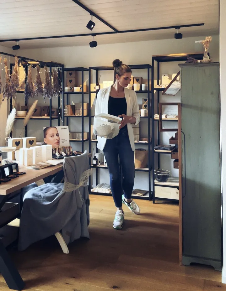 Laden mit Regalen und Produkten im Lavande